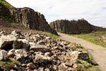 Auf dem Weg zum gebrochenen Lava Gesicht, Giants Causeway, Nord-Irland.