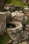 Spalte bleibt mit Wasser gefüllt, Giants Causeway, Nord-Irland.
