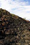 Klettern Sie auf den Basalt Schritte, Giants Causeway, Nord-Irland.
