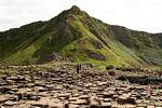 Zu Fuß auf dem Bürgersteig der Straße, Giants Causeway, Nord-Irland.