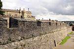 Stadtmauer entlang der Kathedrale, Derry, Nord-Irland.
