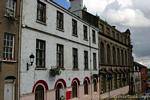 Fassaden von Gebäuden in einer Straße, Derry, Nord-Irland.