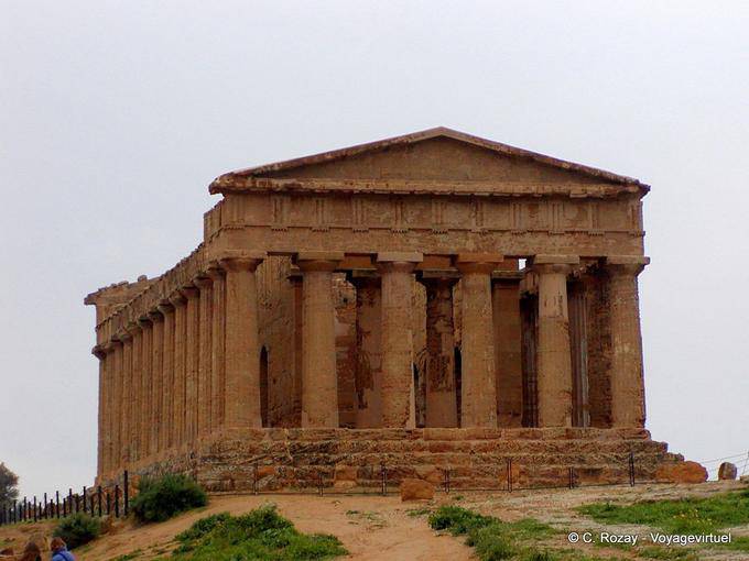 Fassade und Säulen der Tempel der Concordia, Agrigent - Italien