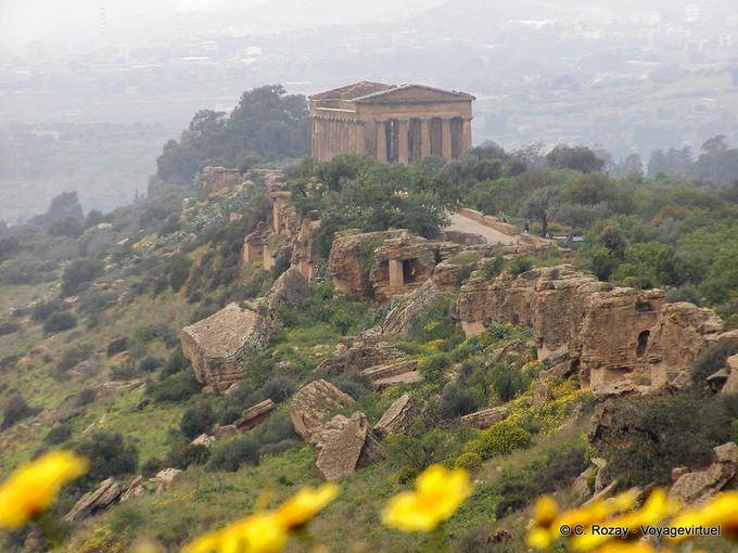 Tempel im Nebel, Panorama von Agrigento - Italien