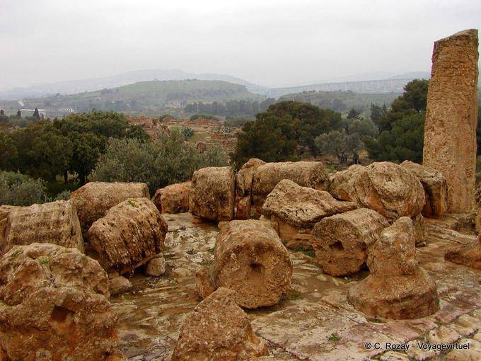 Gebrochene Säulen der Tempel des olympischen Zeus, Valle di Templi, Agrigento - Italien