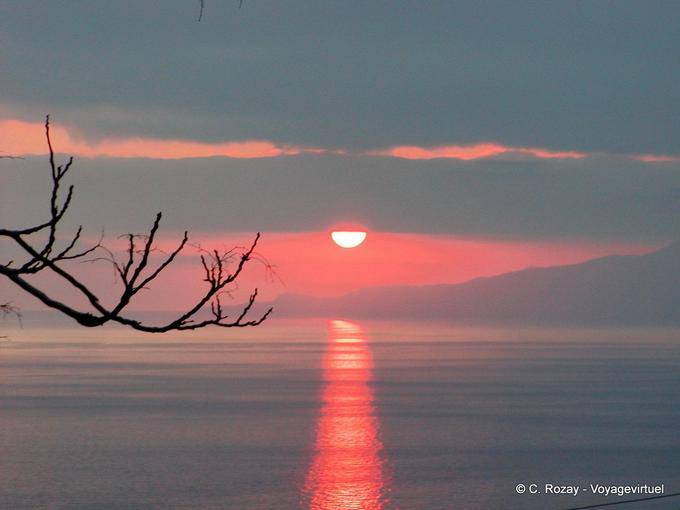 Rote Sonne in der Basilikata, Maratea - Italien