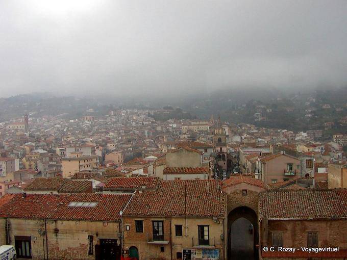 Blick über die Dächer, Castelbuono - Italien