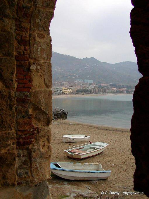 Fischerboote am Strand von Cefalu - Italien