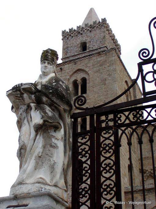 Statue vor der Kathedrale, Cefalu - Italien