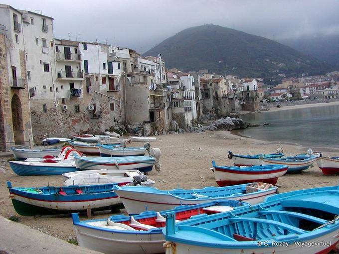 Fischerhäuser am Rande des Wassers, Cefalu - Italien