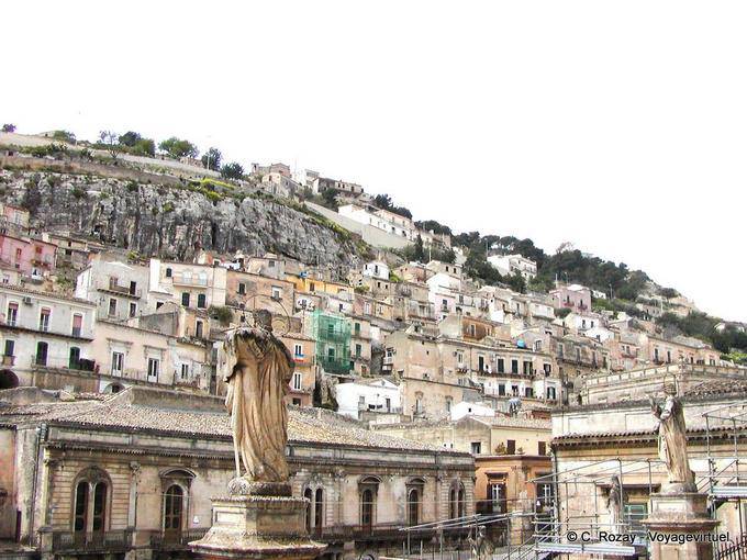 Modica, von Unterstadt gesehen - Italien