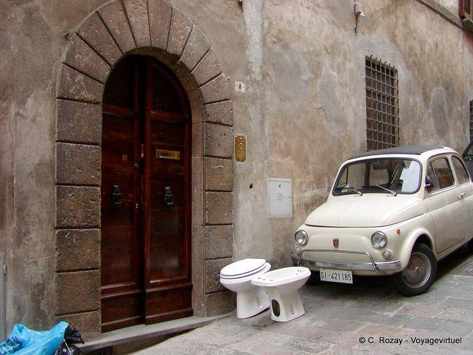 Fiat Joghurtbecher und WC, Montepulciano - Italien