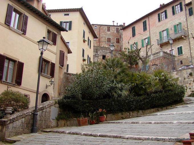 Gehen Sie durch das Dorf Montepulciano - Italien