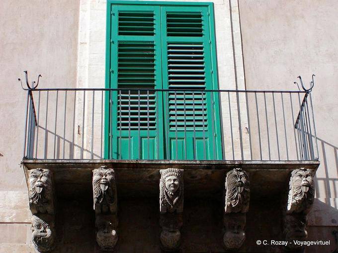Balkon mit einem schönen geschnitzten Köpfen, Noto - Italien