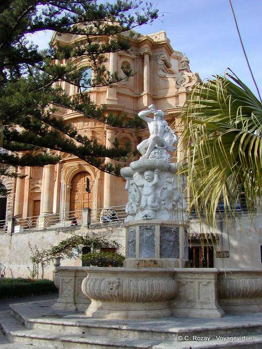 Statue vor der San Domenico, Noto - Italien