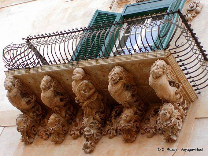 Skulpturen im Palast Balkon Villadorata, Noto - Italien