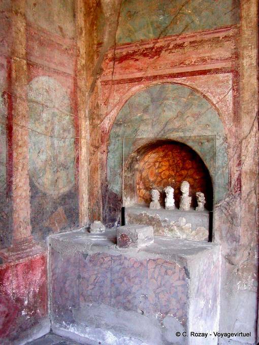 Altar der Gottheiten, Malerei, Pompeji - Italien