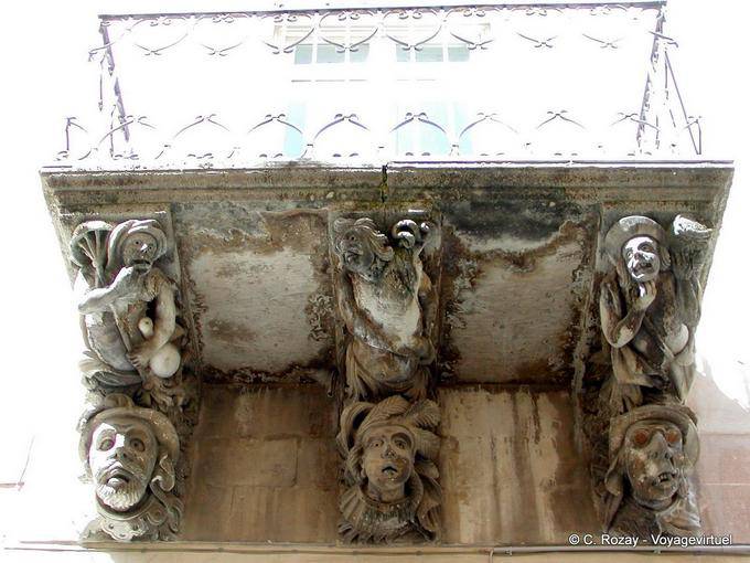 Gesichter unter dem Balkon, Ragusa, Sizilien - Italien