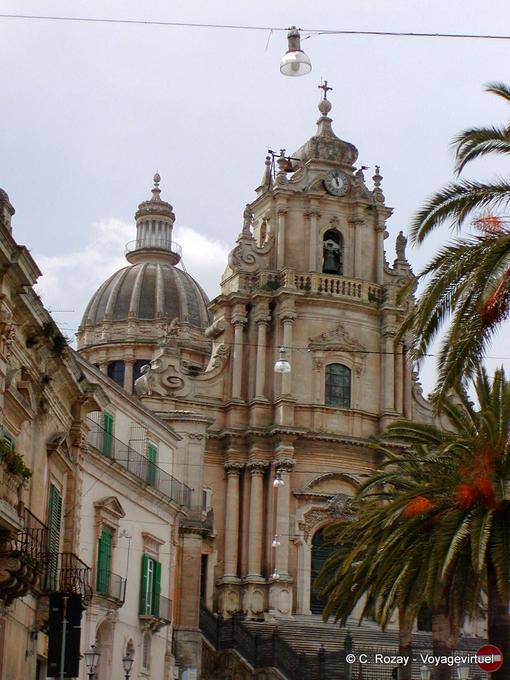 Ein weiterer Blick auf die Kathedrale von San Giorgio in Ragusa - Italien