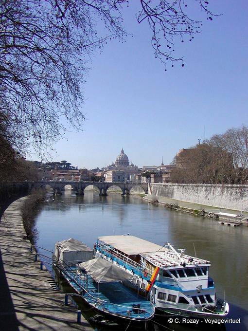 Die Ufer des Tiber von der Brücke Umberto I, Rom - Italien