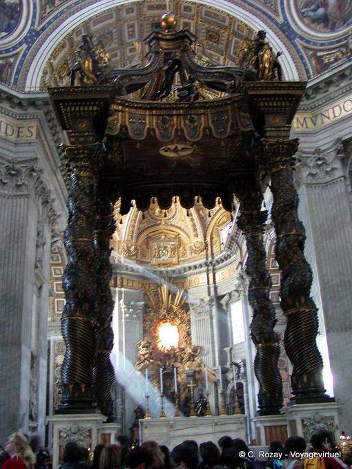 Querschiff der Basilika St. Peter, Baldachin verdreht Säulen Berninis, Vatikan, Rom - Italien