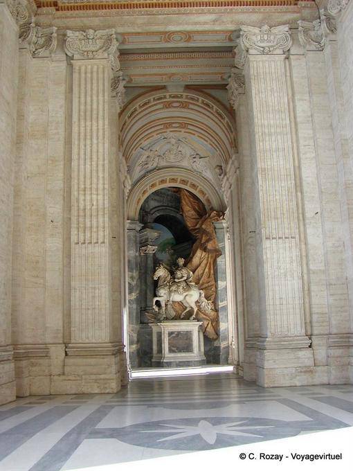 Vorhalle des Petersdoms, Reiterstatue von Konstantin, Vatikan, Rom - Italien
