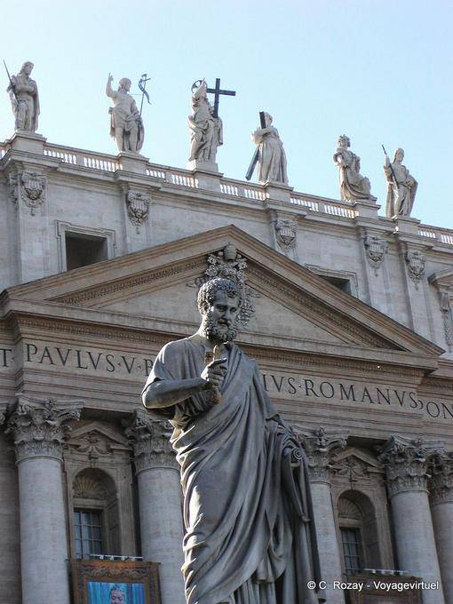 Statue vor der Fassade der Basilika, Vatikan, Rom - Italien