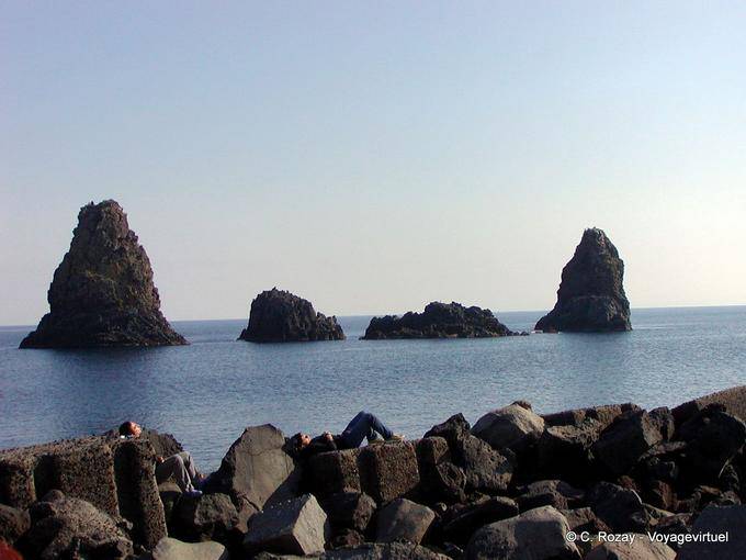 Nap in vulkanischer Lava ins Chaos Inseln Acci Trezza, Sizilien - Italien