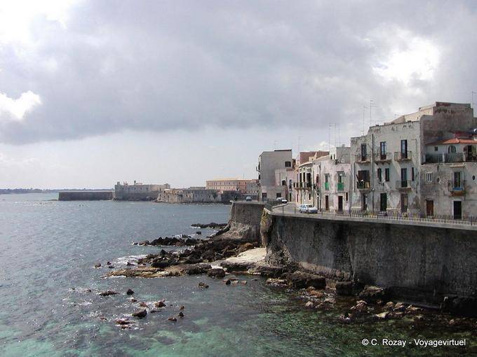 Gehen Sie auf der Insel Ortigia, Syrakus - Italien