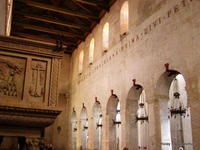 Im Inneren der Kathedrale, antiken griechischen Tempel der Athena, Syrakus, Sizilien - Italien