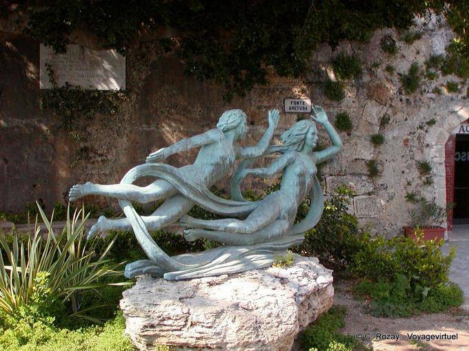 Statue vor dem Brunnen der Arethusa, Ortigia, Syrakus, Sizilien - Italien