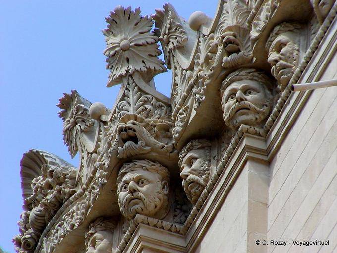 Steinköpfe in Piazza Duomo, Syrakus, Sizilien - Italien