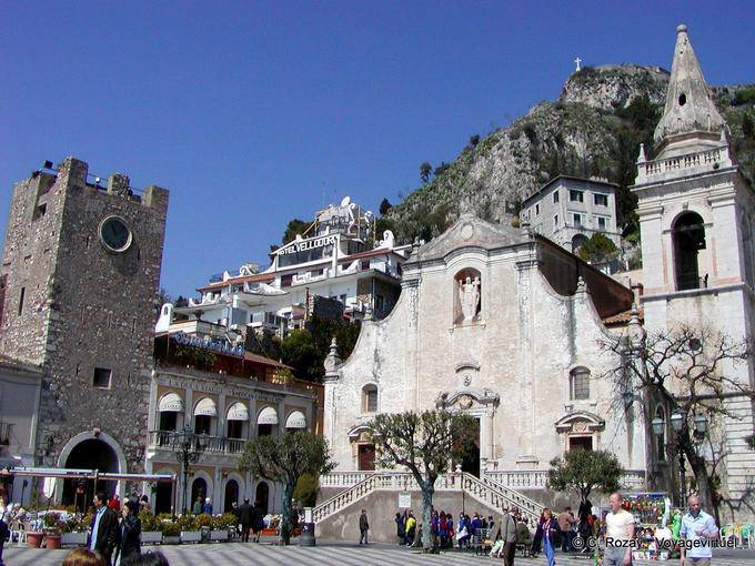 Der Uhrturm und San Giuseppe, Platz IX Aprile, Taormina - Italien