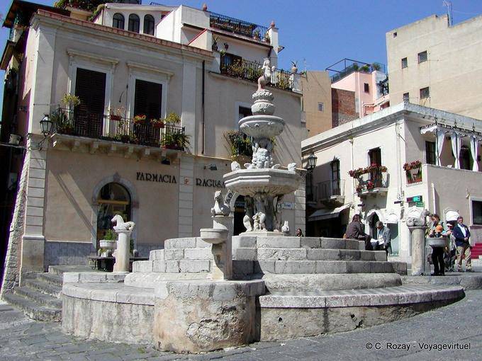 Brunnen auf der Piazza Duomo, Taormina - Italien