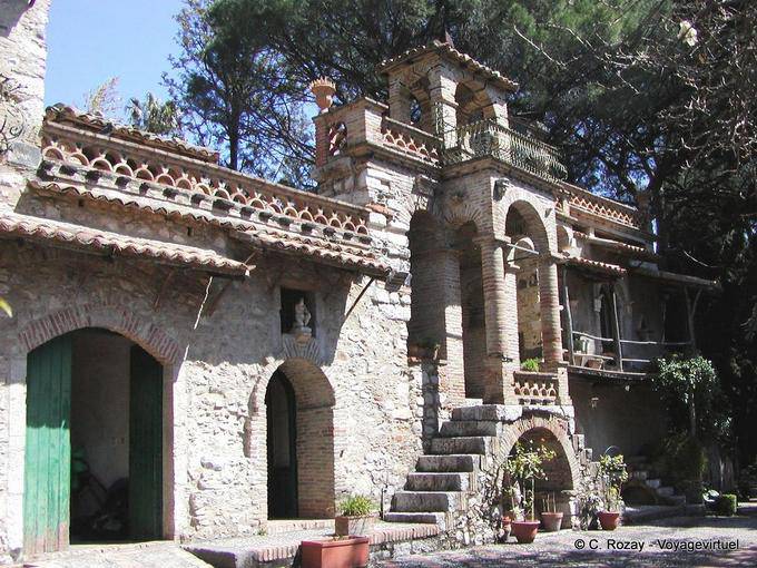 Außenarchitektur einer Villa, Taormina - Italien