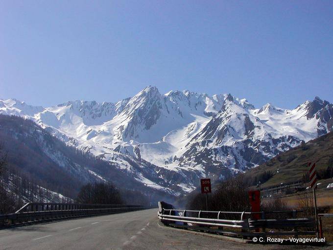Schnee in den Alpen, der St. Bernard Straße, der italienischen Seite - Italien