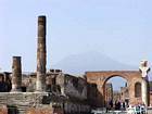 Pompeji Vesuv im Hintergrund, Tempel des Jupiter, Italien.