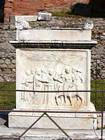 Altar der Tempel des Vespasian, Aedes Genii Augusti, Pompeji, Italien.