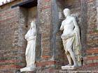 Weiße Marmorstatuen, Octavia und Marcellus Macellum, Pompeji, Italien.