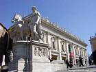Statue eines Dioscurus oben auf dem Cordonata, Piazza del Campidoglio, Rom, Italien.