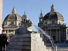 Lion-Brunnen vor der Kuppeln von Santa Maria in Montesanto und Santa Maria dei Miracoli, Piazza del Popolo, Rom, Italien.