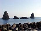 Nap in vulkanischer Lava ins Chaos Inseln Acci Trezza, Sizilien, Italien.