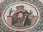 Konzentrieren Sie sich auf eine erotische Szene in Mosaiken, Villa Casale, Italien.