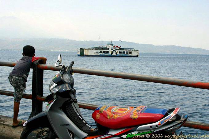 Die Fährüberfahrt von Gilimanuk in Bali und Java Ketapang - Indonesien