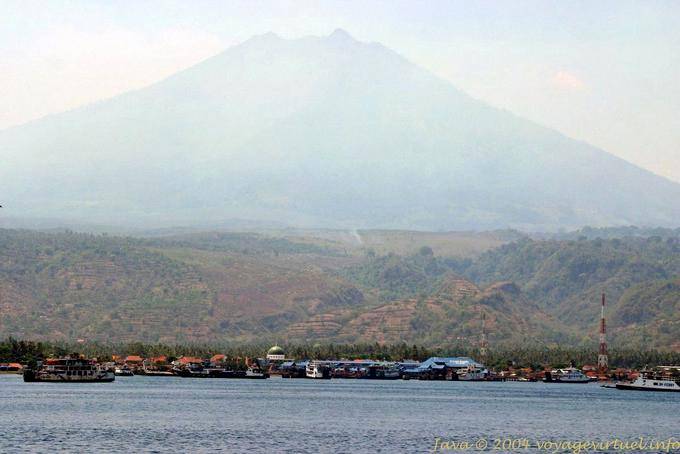 Vulkanlandschaft bei der Ankunft von der Fähre nach Ketapang, Java - Indonesien