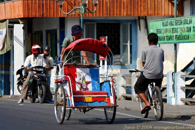 Tuk-Tuk als Taxi benutzt, Hafen Ketapang, Java - Indonesien