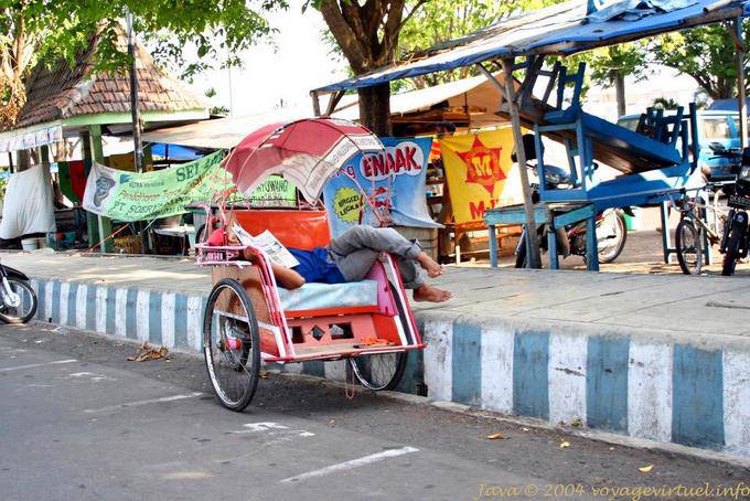 Nickerchen im Dreirad, Banyuwangi, Java - Indonesien