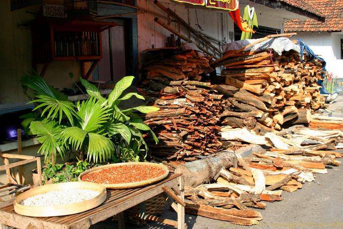 In der Holzhändler und Rinde, Banyuwangi, Java - Indonesien