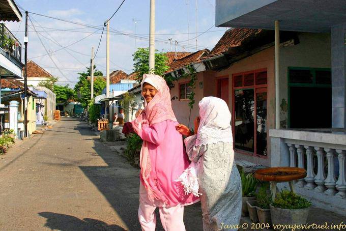 Lächelnde junge Muslim in einer Straße in Banyuwangi, Java - Indonesien