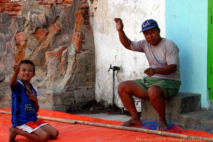 Der Handwerker und der Junge, Banyuwangi, Java - Indonesien
